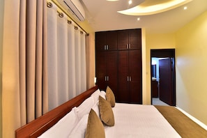 Family Apartment | Egyptian cotton sheets, premium bedding, memory foam beds, desk - Entebbe Stay Apart-Hotel      (Entebbe)