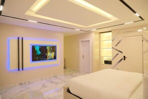 Habitació doble prèmium | Sala d'estar | Televisor intel·ligent de 52 polzades amb canals digitals i Netflix 