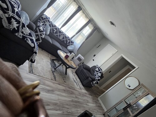 Cozy & Roomy Apt close to all