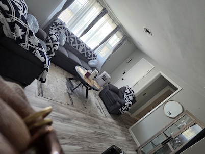 Cozy & Roomy Apt close to all