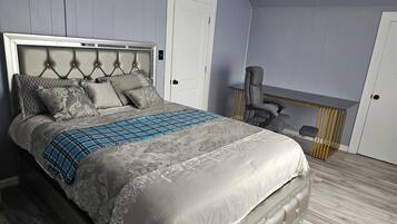 5 Schlafzimmer, Zimmersafe, Schreibtisch, Bügeleisen/Bügelbrett