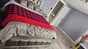 5 bedrooms, in-room safe, desk, iron/ironing board