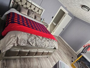 5 chambres, coffres-forts dans les chambres, bureau