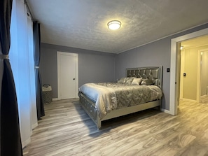 5 slaapkamers, een kluis op de kamer, een bureau