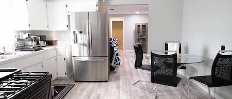 Refrigerador, microondas, horno, placa de cocina