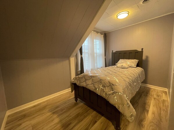 5 chambres, coffres-forts dans les chambres, bureau