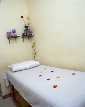 Couples treatment rooms, sauna, steam room, body treatments