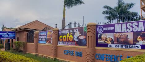 Señal del Ubuntu Palace Hotel, con servicios como cafetería y salas para conferencias.