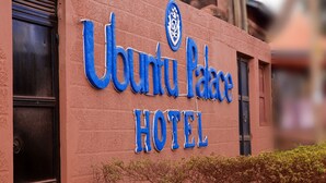 Señal del Hotel Ubuntu Palace, con un llamativo esquema de colores azul y blanco.