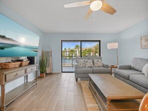 TV - Ocean Villas 92 - Updated 3edroom, 2 Bath Beachside Condo with heated pool (St. Augustine)