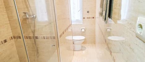 Dusche, Haartrockner, Handtücher, Seife