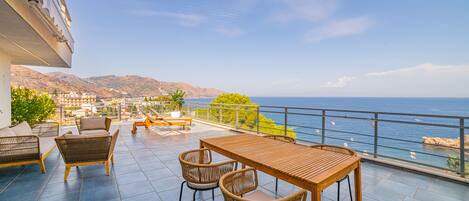 屋外ダイニングエリア