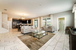 TV, offices - Large 7BR Villa  Pool  Great for Families (Davenport)