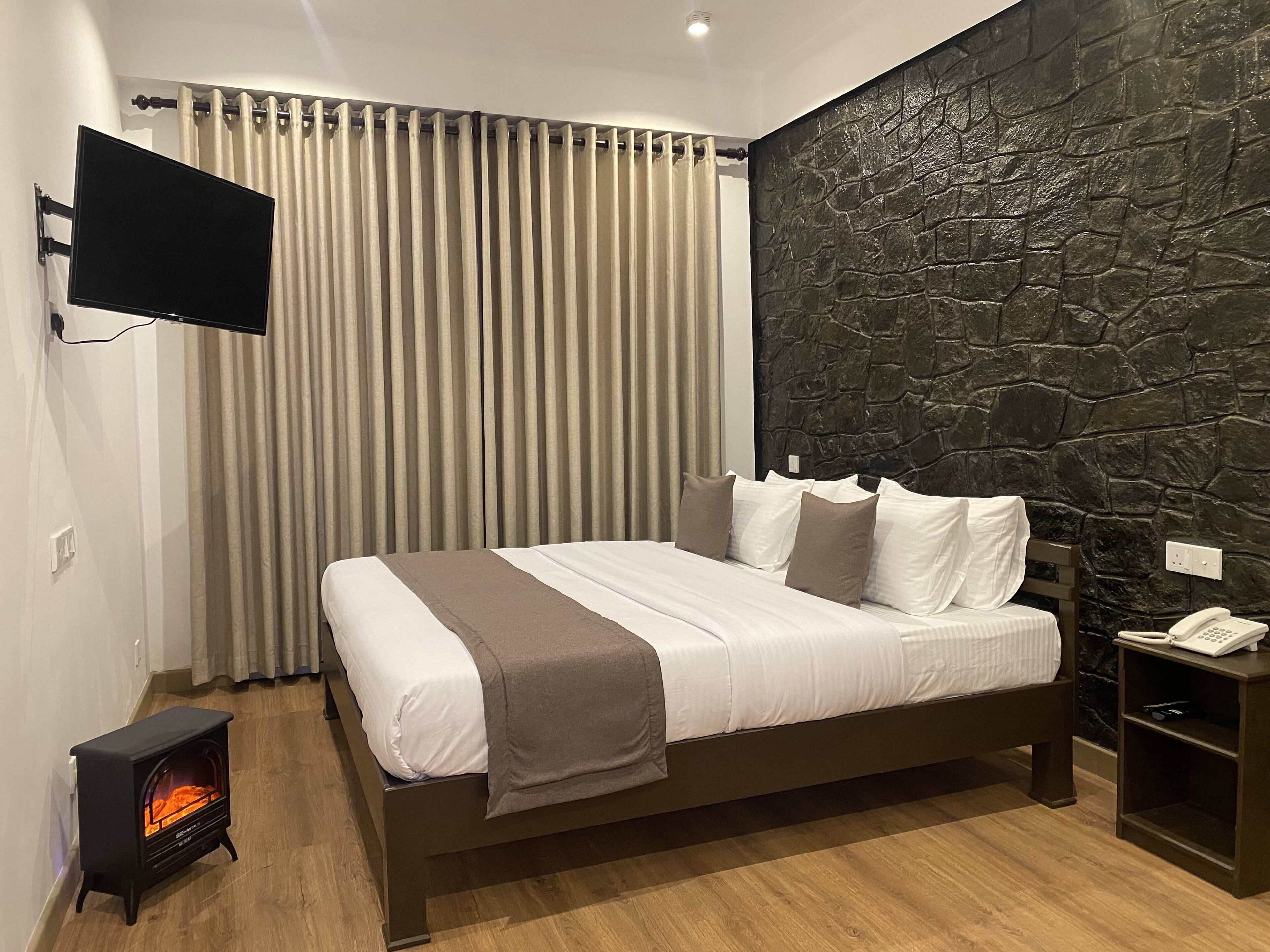 Deluxe-herbergi með tvíbreiðu rúmi - 1 stórt tvíbreitt rúm - með baði | Rúmföt úr egypskri bómull, rúmföt af bestu gerð, dúnsængur