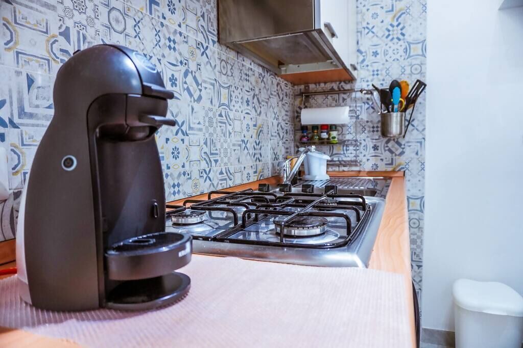Kühlschrank, Ofen, Kochgeschirr/Geschirr/Besteck, Esstisch
