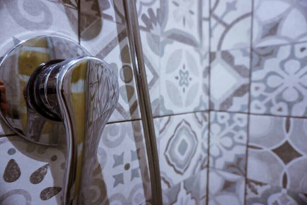 Douche, sèche-cheveux, bidet, serviettes fournies