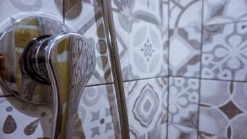 Douche, sĂšche-cheveux, bidet, serviettes fournies