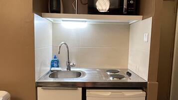 Frigorífic, microones, cafetera i tetera i torradora