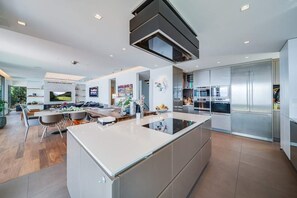 Refrigerador, microondas, horno y parrilla de estufa 