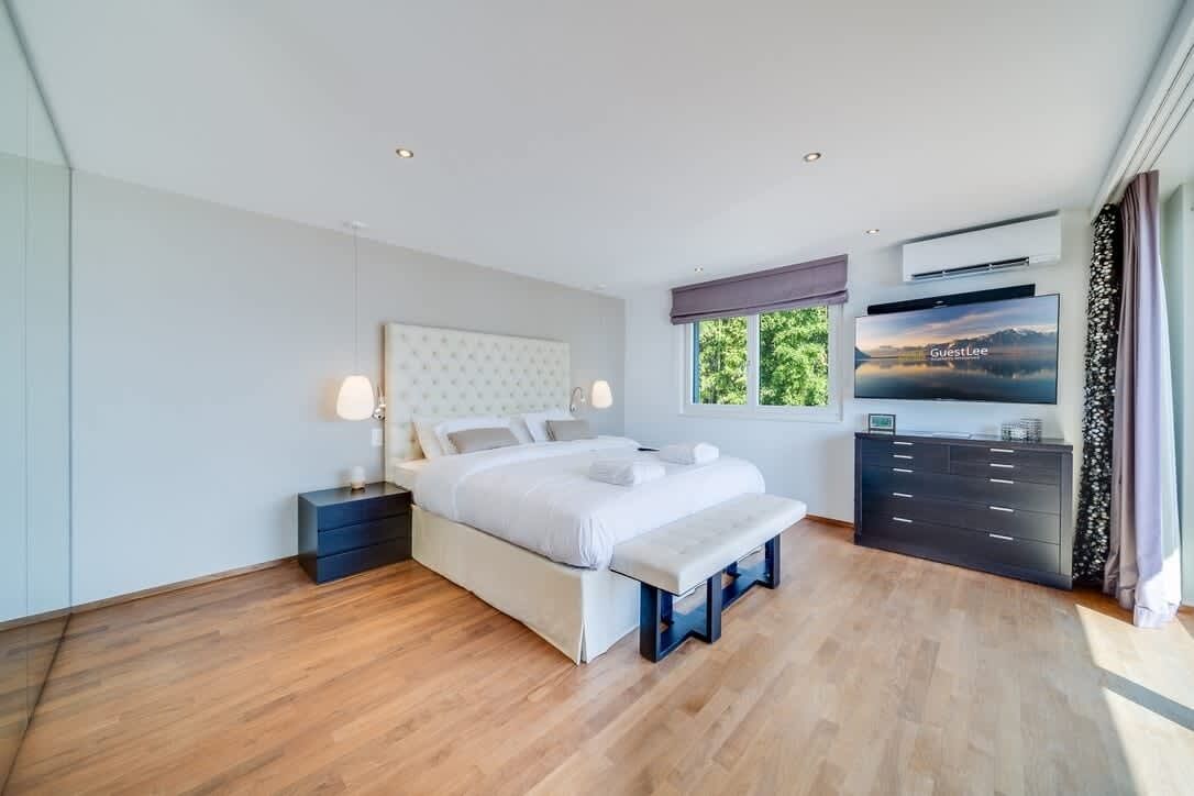 4 chambres, bureau, fer et planche à repasser, lit parapluie