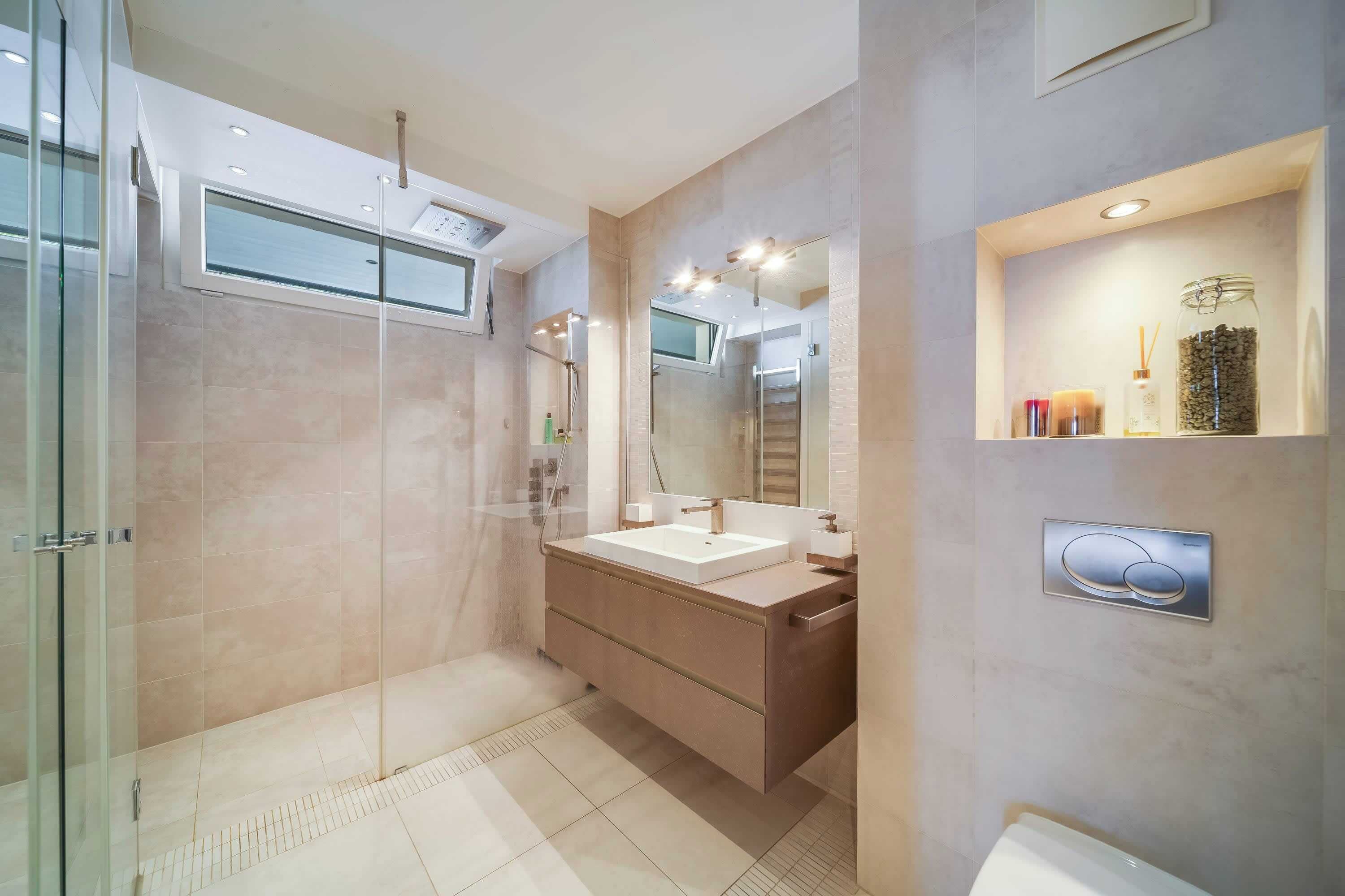 Dusche, Haartrockner, Handtücher