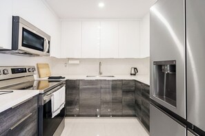 Kylskåp, mikrovågsugn, ugn och spishäll