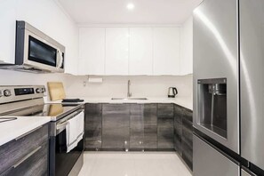 Kjøleskap, mikrobølgeovn, ovn og kokeplater