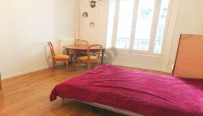 2 soverom, skrivebord, strykejern/-brett og wi-fi (inkludert)