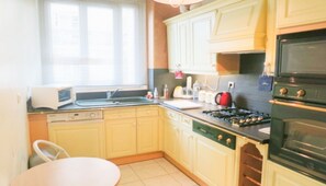 Kjøleskap, mikrobølgeovn, ovn og oppvaskmaskin