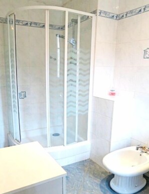 Douche, sèche-cheveux, bidet, serviettes fournies