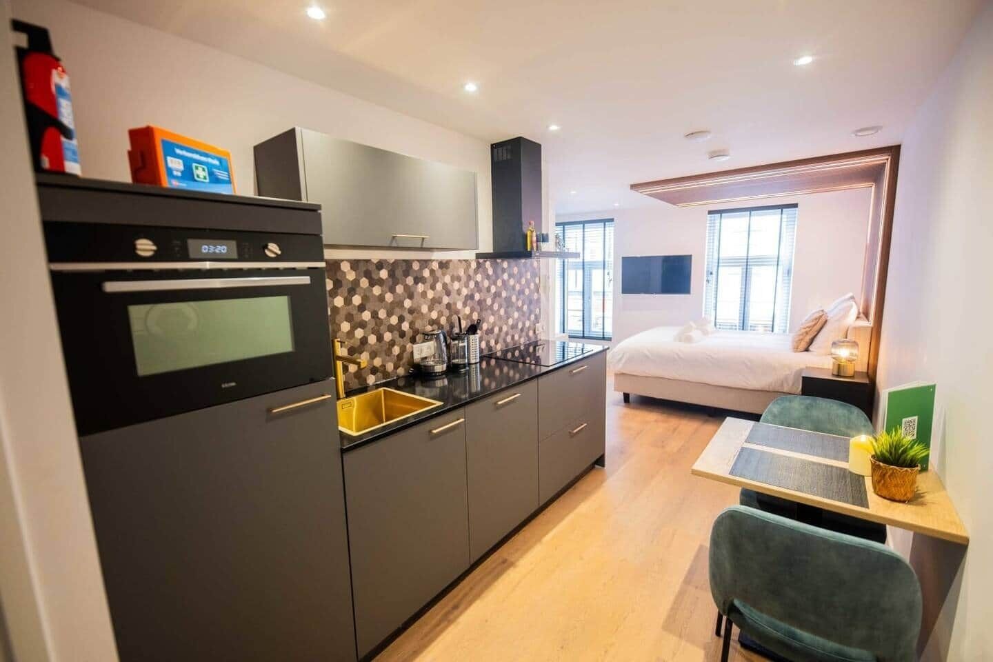 Jääkaappi, mikroaaltouuni, uuni, liesi