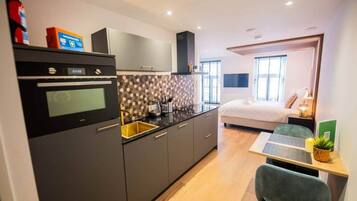 Frigorifero, microonde, forno, piano cottura