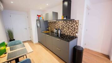 Frigorifero, microonde, forno, piano cottura