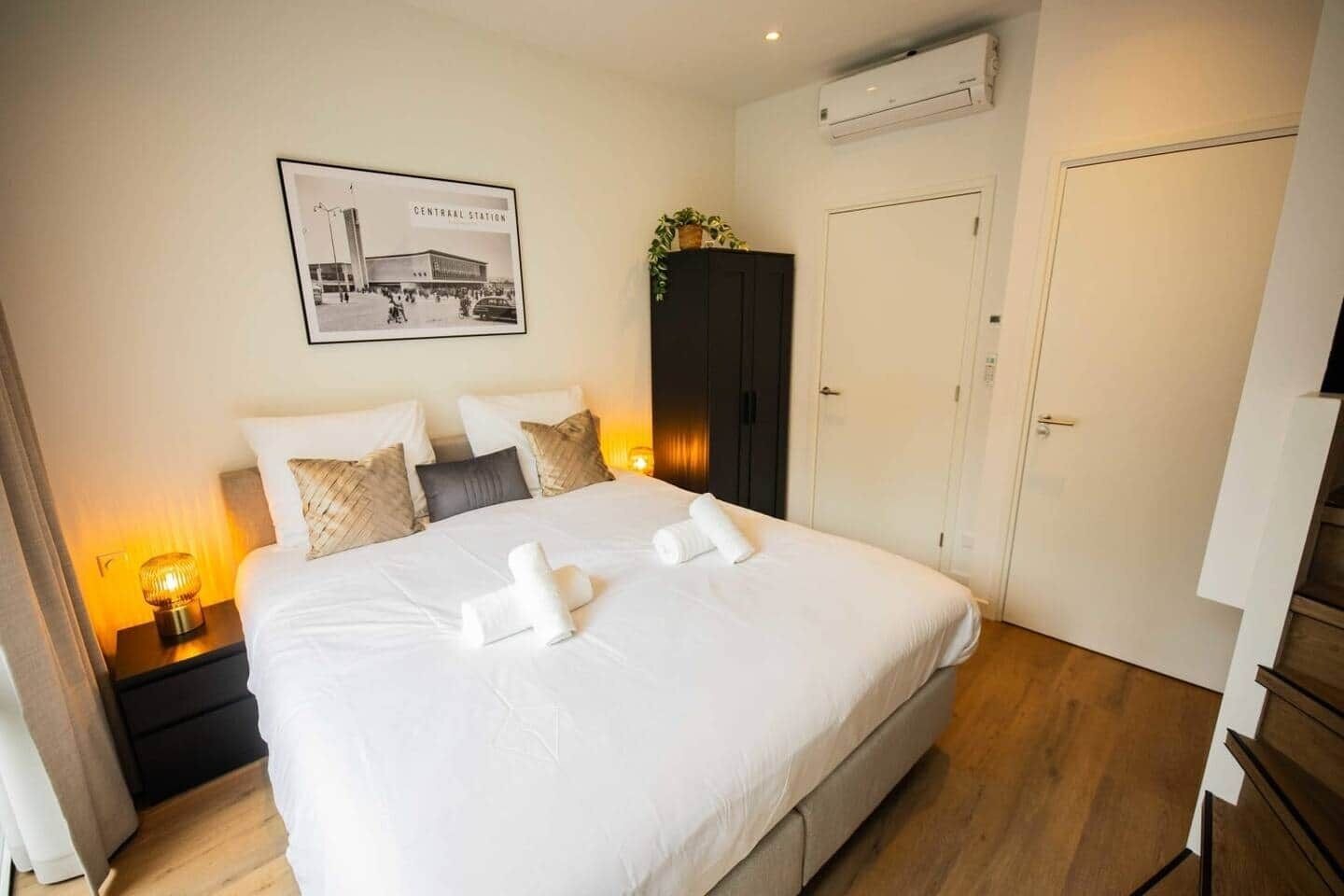 Desk, iron/ironing board, WiFi, bed sheets