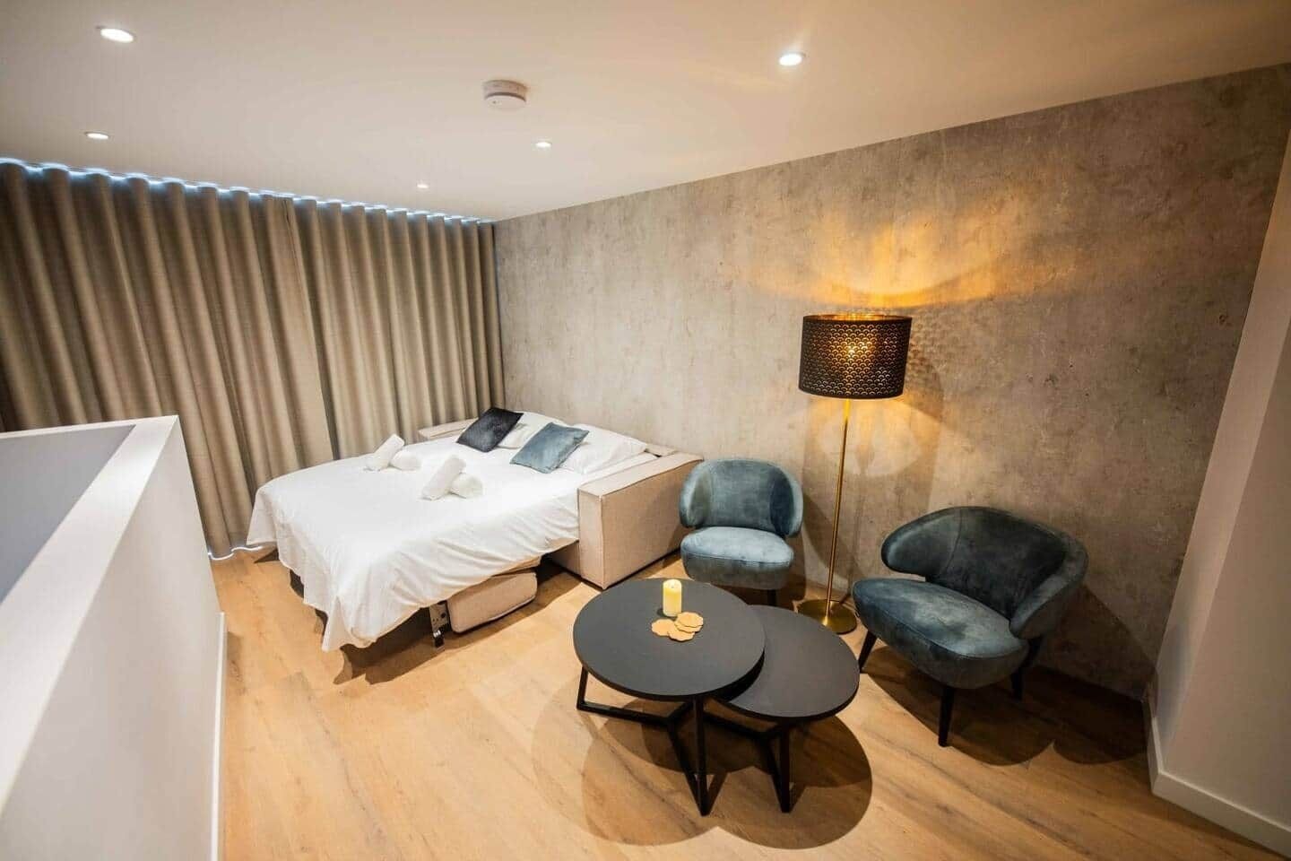 Desk, iron/ironing board, WiFi, bed sheets