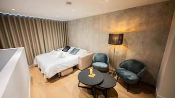 Työpöytä, silitysrauta/-lauta, Wi-Fi, vuodevaatteet