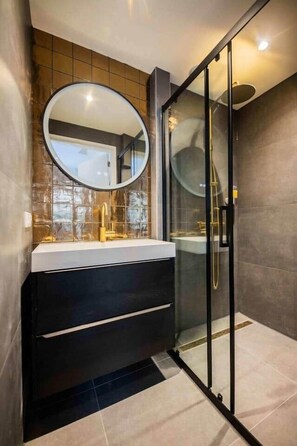 Shower, hair dryer - Historical City Retreat with Sauna option (R-51-B) (Eindhoven)