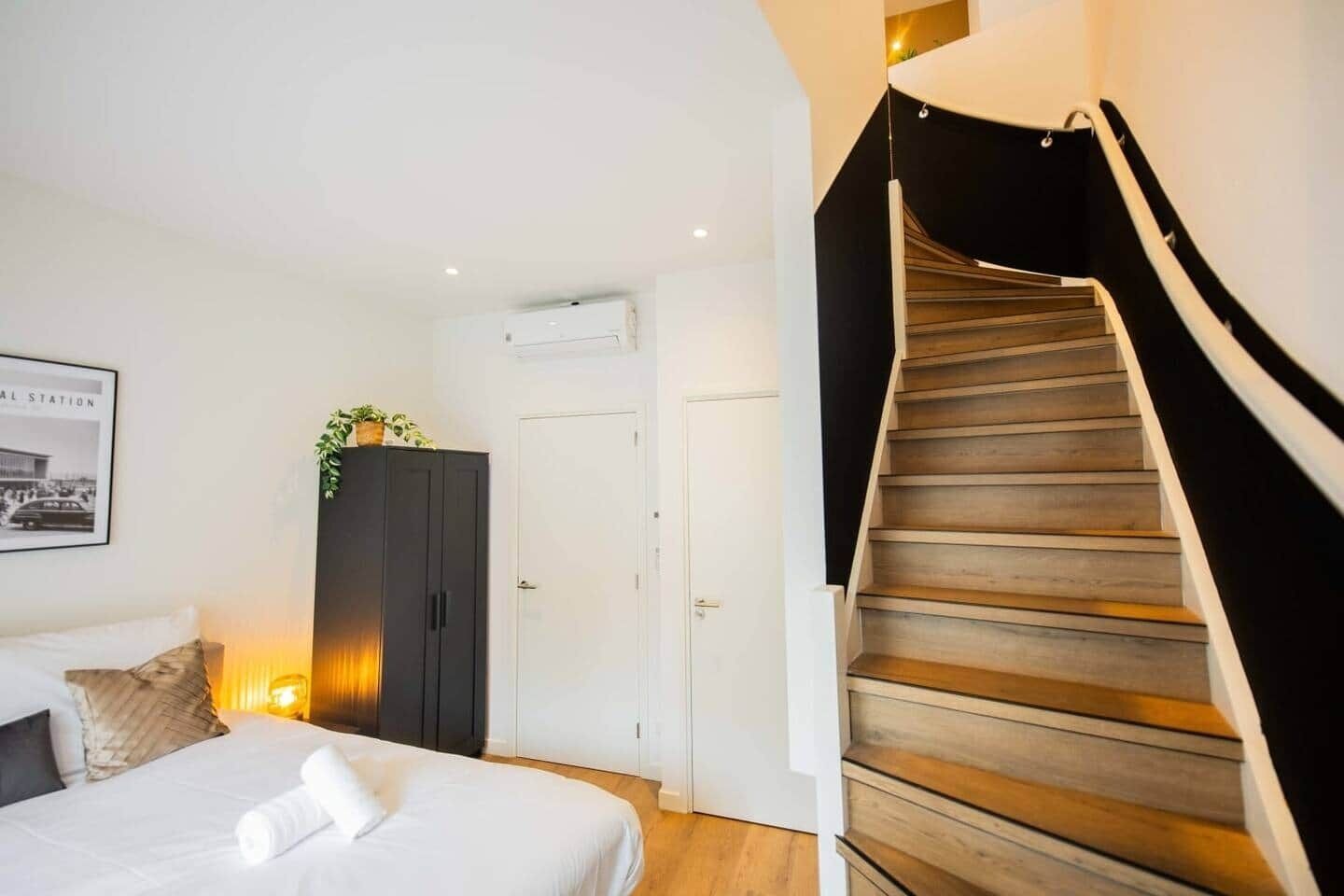 Desk, iron/ironing board, WiFi, bed sheets