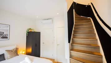 Desk, iron/ironing board, WiFi, bed sheets