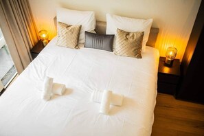 办公桌、熨斗/熨衣板、WiFi、床单