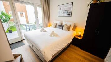 Desk, iron/ironing board, WiFi, bed sheets