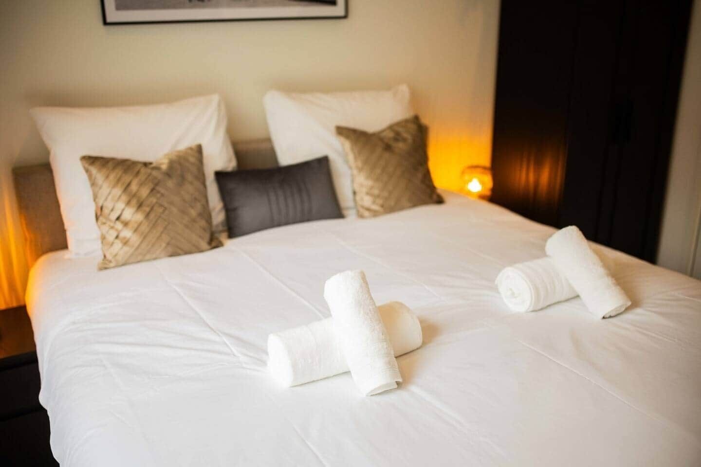 Escritorio, tabla de planchar con plancha, wifi y ropa de cama 