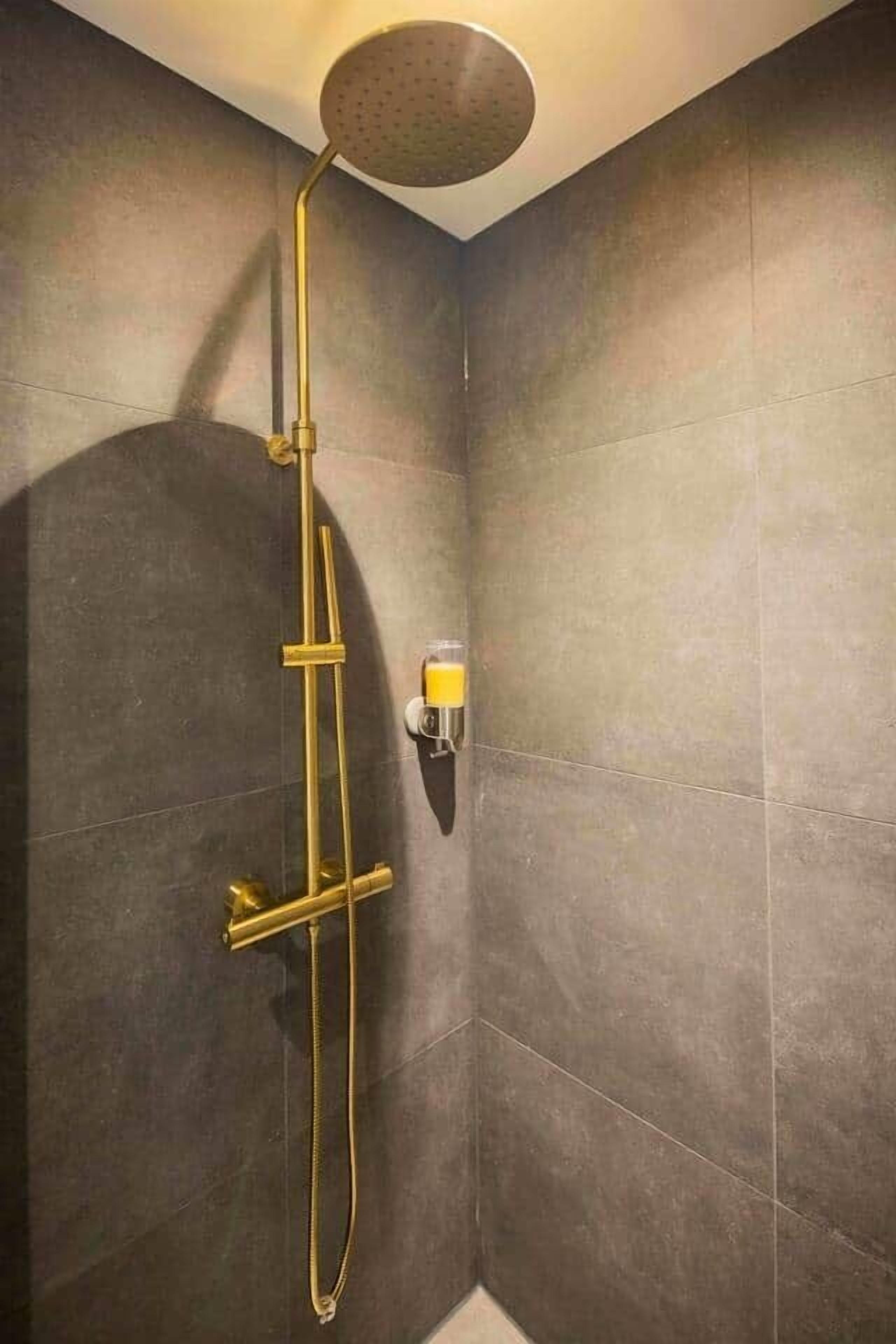 Ducha con cabezal de ducha manual y mandos empotrados.