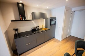 冰箱、微波炉、烤箱、炉灶