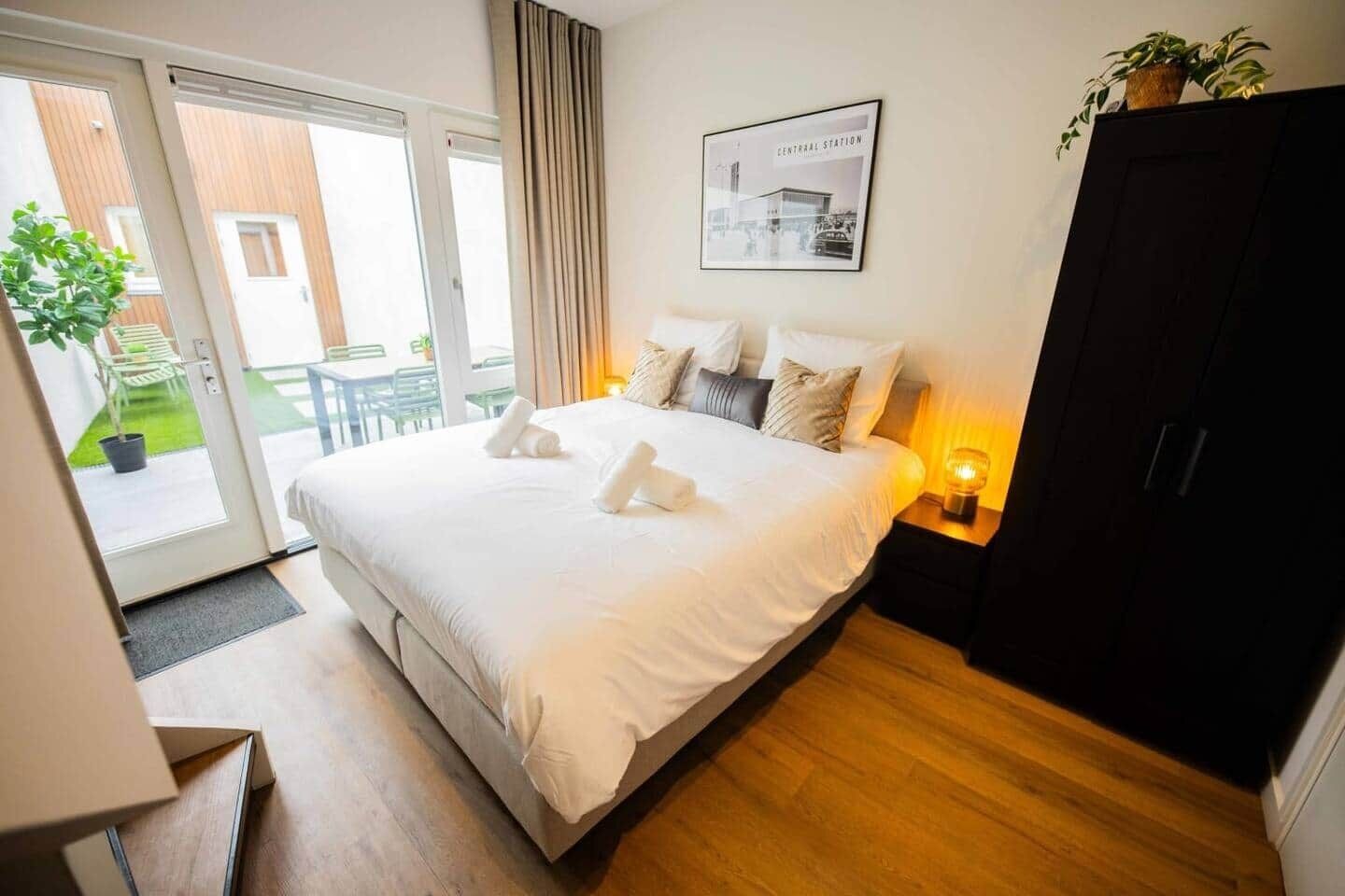 Desk, iron/ironing board, WiFi, bed sheets