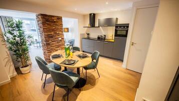 Refrigerador, microondas, horno, placa de cocina