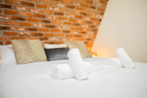 Escritorio, tabla de planchar con plancha, wifi y ropa de cama 