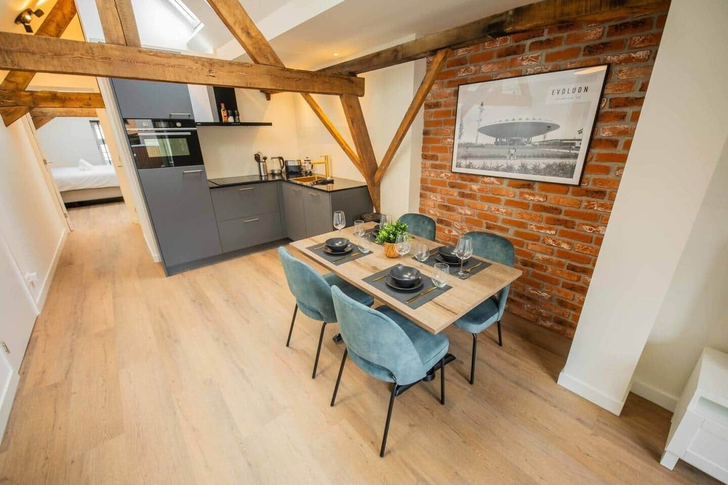 Una cocina moderna con zona de comedor.
