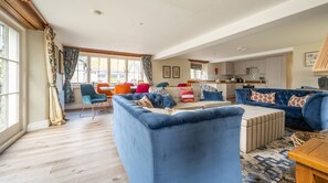 Fireplace, ping pong - Bull Pen - sleeps 10 guests  in 5 bedrooms (Graythwaite)