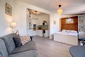 Iron/ironing board, WiFi, bed sheets - (059) L'autre petit National (Antibes)